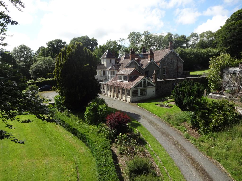 Lot: 8 - DETACHED VICTORIAN RESIDENCE FOR REFURBISHMENT SET IN 1.5 ACRES -